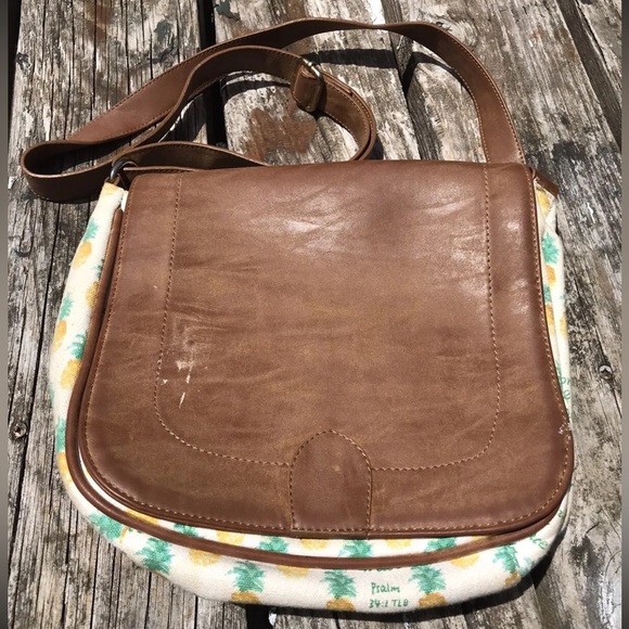 Mary & Martha Glories & Grace Pineapples Crossbody Bag Purse Hallmark White - Picture 2 of 8